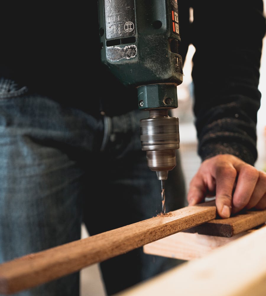 Tischlermeister bei der Arbeit